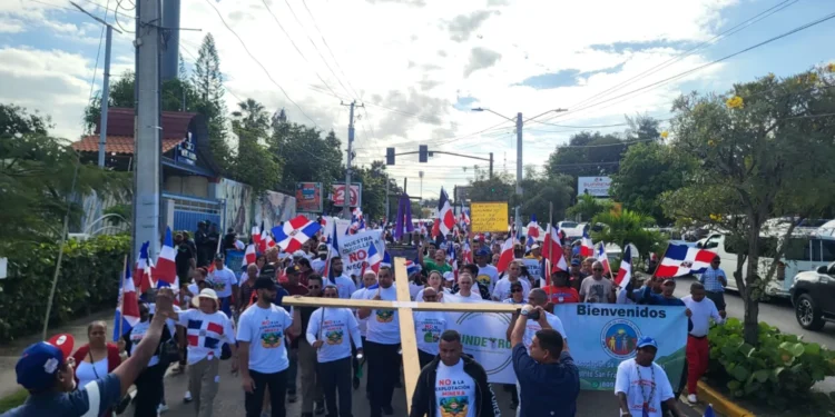 Marchan por calles de Santiago contra planes explotar cordillera Septentrional