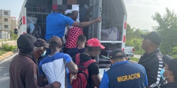 Migración deportó a casi mil haitianos ilegales en 24 horas