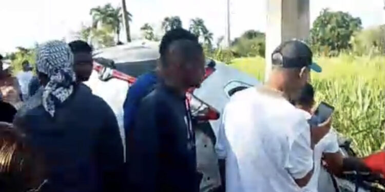 HIGUEY: Tres jóvenes muertos al chocar yipeta a poste de luz