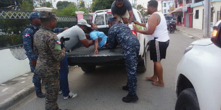 Mujer con golpes y heridas al caer de tercer pido de edificio en Dajabón 