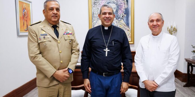 Director de Migración realiza visita de cortesía al Obispo Coadjutor de SD Monseñor Morel Diplán