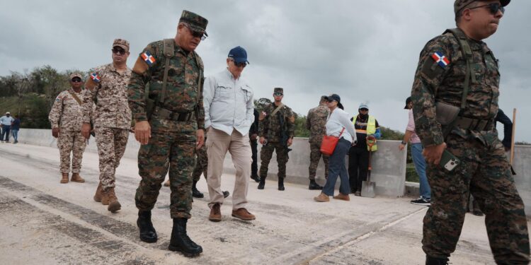 Ministro de Defensa supervisa avances de la verja perimetral fronteriza en la zona norte