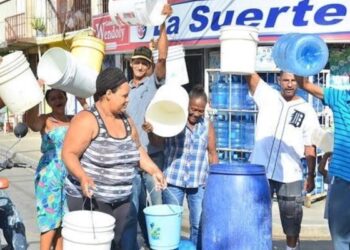 Protestan por falta de agua en varios sectores de Villa Montellano; CORAAPPLATA promete resolver