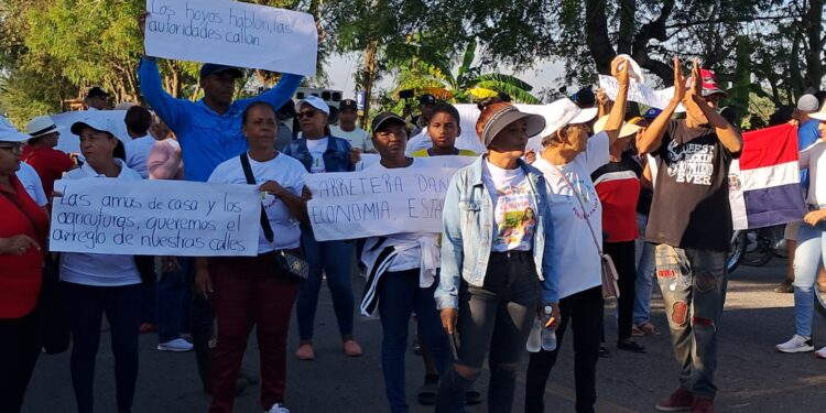 En segundo día de protesta comunidad la Vigía reclama arreglo de sus calles y carretera principal en la frontera Dajabón 