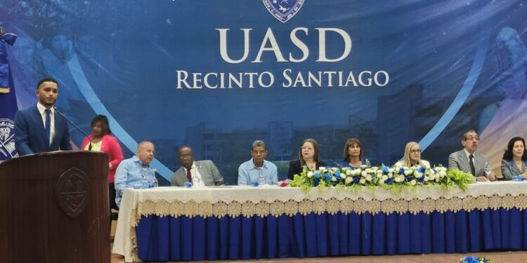 UASD entregó plaquitas a 67 nuevos médicos internos del recinto Santiago