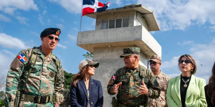 Ministro de Defensa y embajadora de EE. UU. recorren zona fronteriza de Dajabón