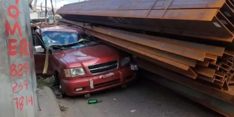 Videos: Vuelco de patana con vigas de hierro provoca caos y destruye vehículo en la autopista Duarte