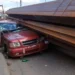 Videos: Vuelco de patana con vigas de hierro provoca caos y destruye vehículo en la autopista Duarte