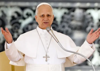 León XIV pide reabrir el diálogo para una paz justa en O.Medio en conversación con Herzog