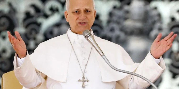 León XIV pide reabrir el diálogo para una paz justa en O.Medio en conversación con Herzog