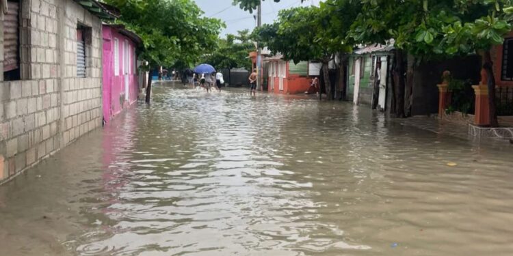 Cuatro muertos y 30,500 desplazados por lluvias en RD