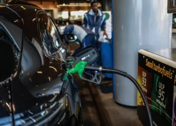 Los precios del petróleo suben ligeramente con las tensiones geopolíticas en foco