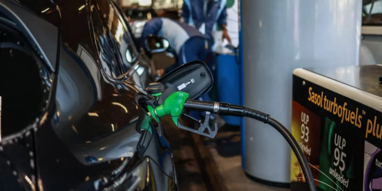 Los precios del petróleo suben ligeramente con las tensiones geopolíticas en foco