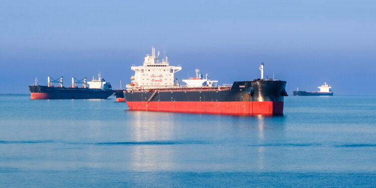 Decenas de petroleros iraníes burlan bloqueo naval de EE.UU.