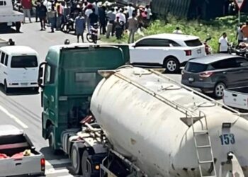 Tres personas murieron tras ser arrolladas en autopista 6 de Nov