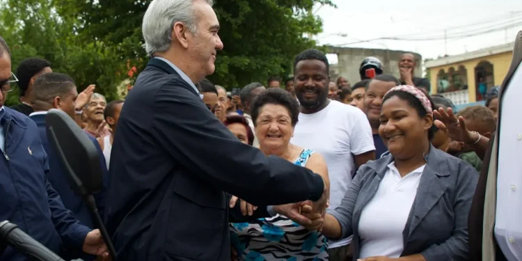 Abinader recorre SDO y garantiza asistencia del Gobierno a familias afectadas