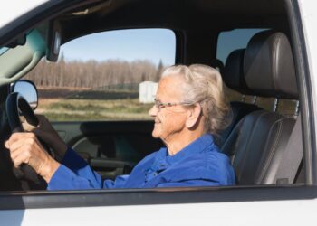 Arrestan a anciana en Francia por conducir un Porsche a 228 km/h