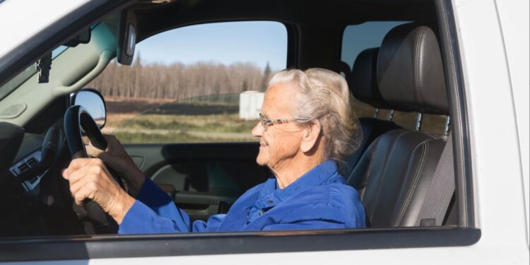 Arrestan a anciana en Francia por conducir un Porsche a 228 km/h