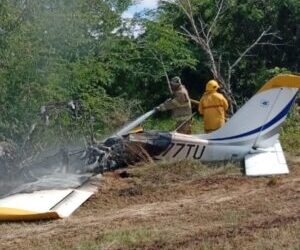 Trasladan hacia Santiago Piloto y copiloto heridos y quemados en accidente de avioneta en Dajabón 