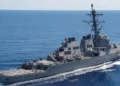 Buques de guerra estadounidenses transitan por el estrecho de Ormuz