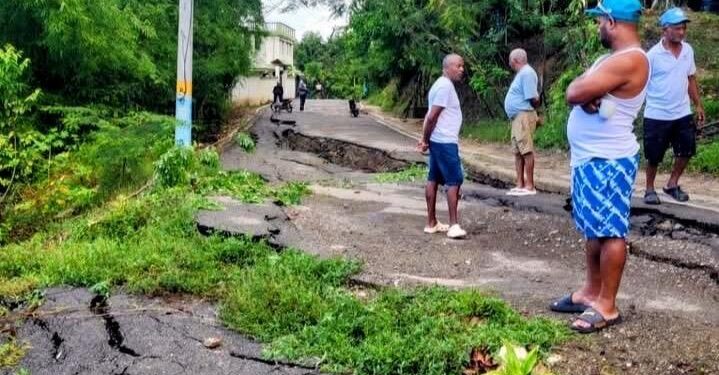 Ciudadanos advierten a Obras Públicas por hundimientos en vías de Puerto Plata