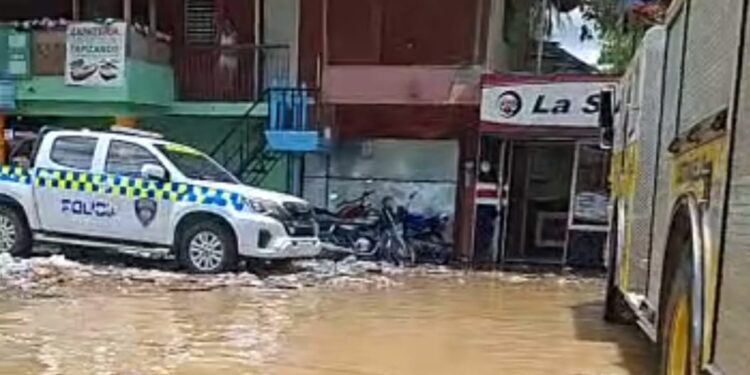 Policía y Bomberos bloquean el paso por el Puente de Castañuelas para evitar incidentes