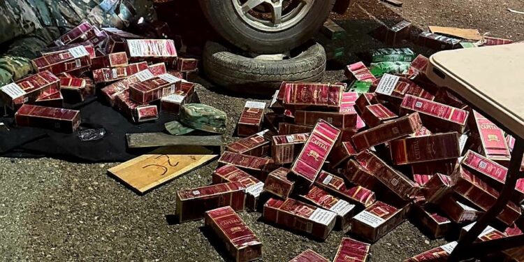 Ejército detiene hombre ocultaba 93,000 cigarrillos de contrabando en una camioneta en Valverde
