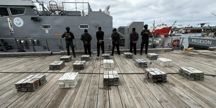 Ocupan 450 paquetes de presunta cocaína en operación en costas de Baní