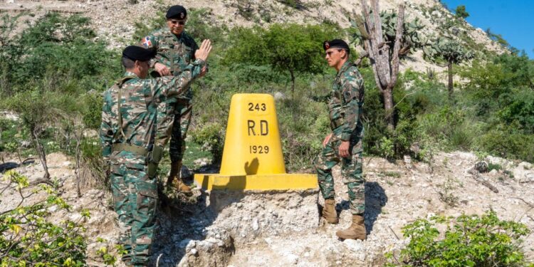 Comandante General del Ejército refuerza supervisión y presencia en la línea fronteriza