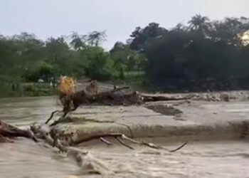Crecida río Bajabonico rompe carretera y cierra paso hacia comunidades en Imbert