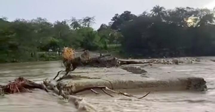 Crecida río Bajabonico rompe carretera y cierra paso hacia comunidades en Imbert