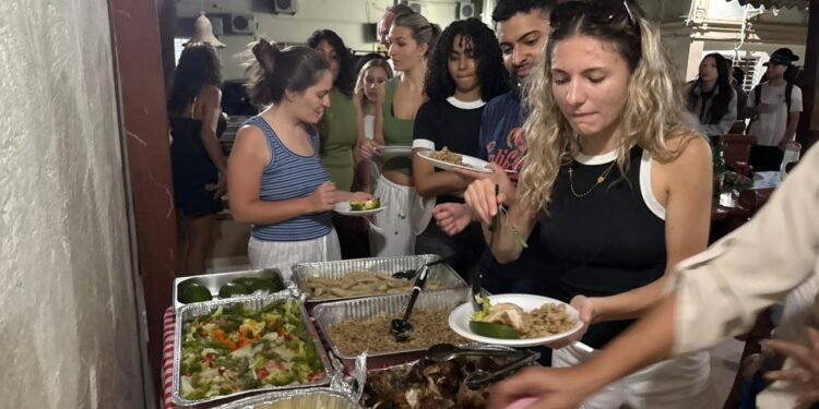 Empresario Takeshi Mukai agasaja a delegación médica de «The Waves of Health» en Dajabón