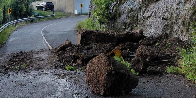 Lluvias provocan derrumbes de rocas y tierra en localidades de Altamira
