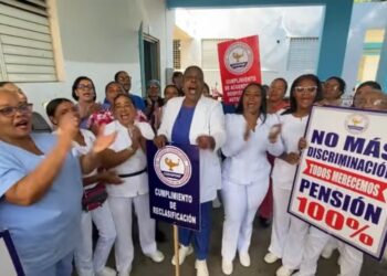 Enfermeras protestan en demanda de reivindicaciones prometidas por el SNS en Dajabón