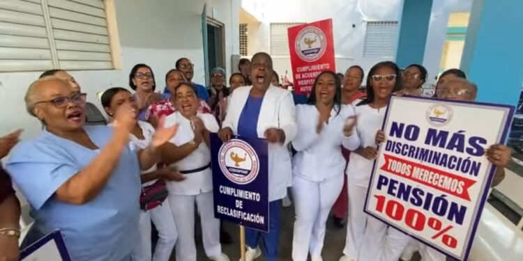 Enfermeras protestan en demanda de reivindicaciones prometidas por el SNS en Dajabón