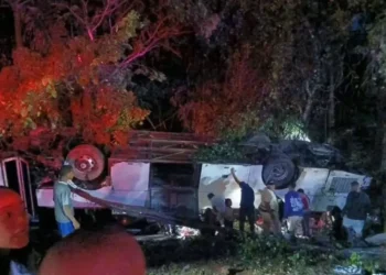 Choque entre autobús y yipeta en el peaje de Guaraguao deja 36 heridos