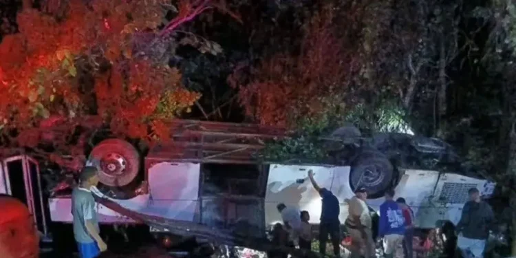 Choque entre autobús y yipeta en el peaje de Guaraguao deja 36 heridos
