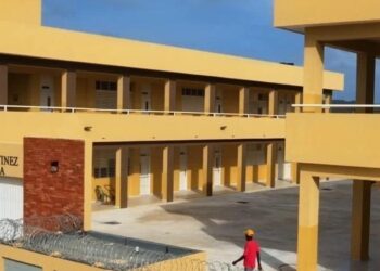 Policía detiene a cinco menores que intentaron entrar armados a liceo de Cabarete y agredieron a portero