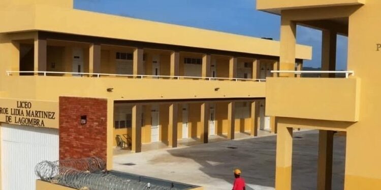 Policía detiene a cinco menores que intentaron entrar armados a liceo de Cabarete y agredieron a portero