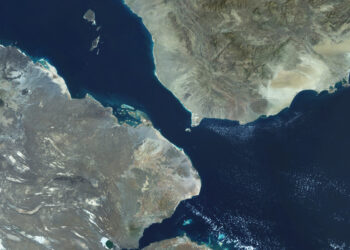 Huties amenazan con cerrar otro importante estrecho navegación