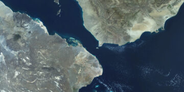 Huties amenazan con cerrar otro importante estrecho navegación