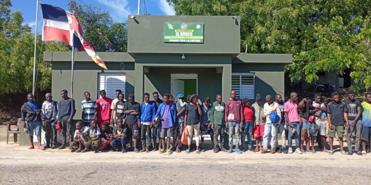Ejército detiene a 33 haitianos en condición migratoria irregular que intentaban evadir un control militar en Dajabón