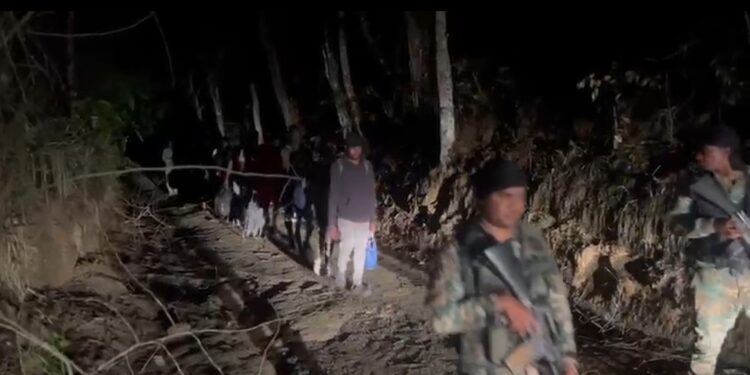 Patrulla del Ejército detiene a 19 haitianos indocumentados durante operativo en Loma de Cabrera