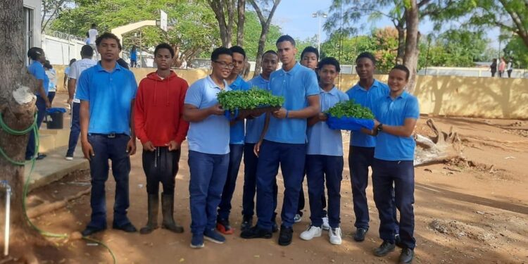 Programa de huertos escolares impulsa la autosuficiencia y el trabajo digno en centros educativos de Dajabón  
