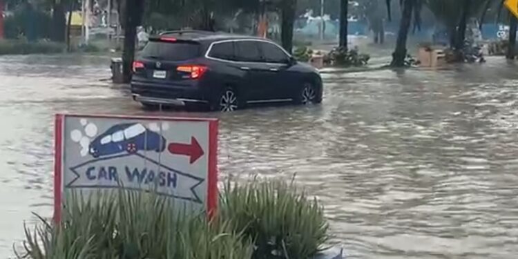 Torrenciales lluvias inundaron centro de la ciudad de Villa Vásquez 
