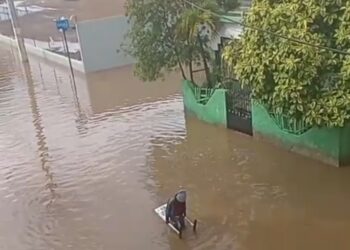 Torrenciales lluvias inundaron centro de la ciudad de Villa Vásquez 
