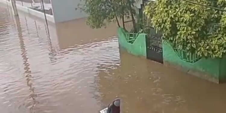 Torrenciales lluvias inundaron centro de la ciudad de Villa Vásquez 