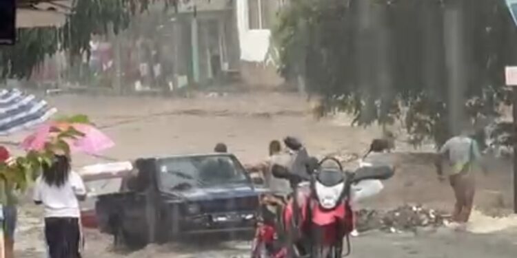 Fuertes lluvias provocan daños en daños en Villa los Almácigos