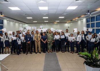  Lee Ballester certifica a 37 nuevos inspectores migratorios tras agotar proceso de pasantías en puertos, aeropuertos y puestos fronterizos