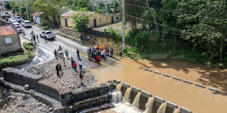 Envían equipos pesados a zonas del Este afectadas por las lluvias